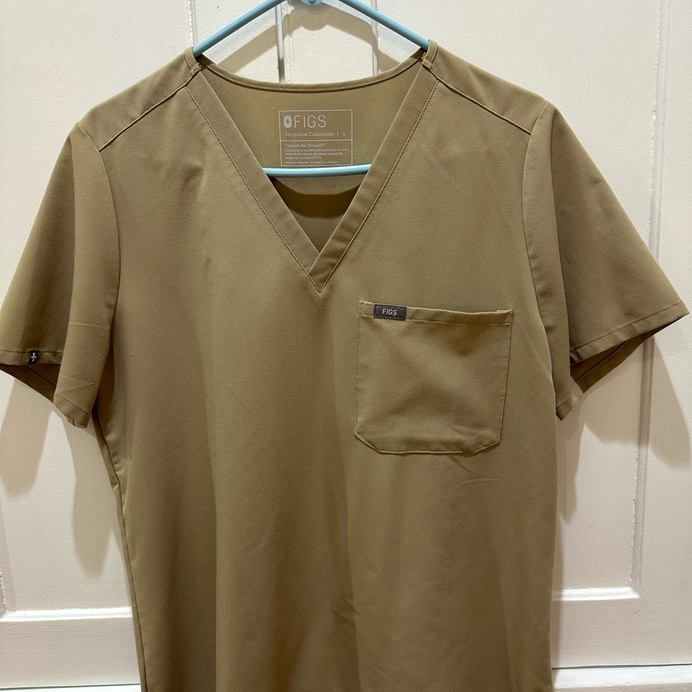 FIGS women’s scrub top